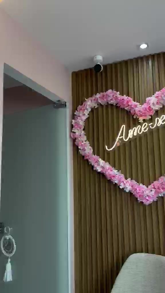 Parede com letreiro Ame-se e flores